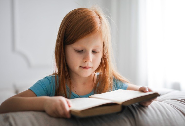 dziecko czytajace ksiazke po angielsku